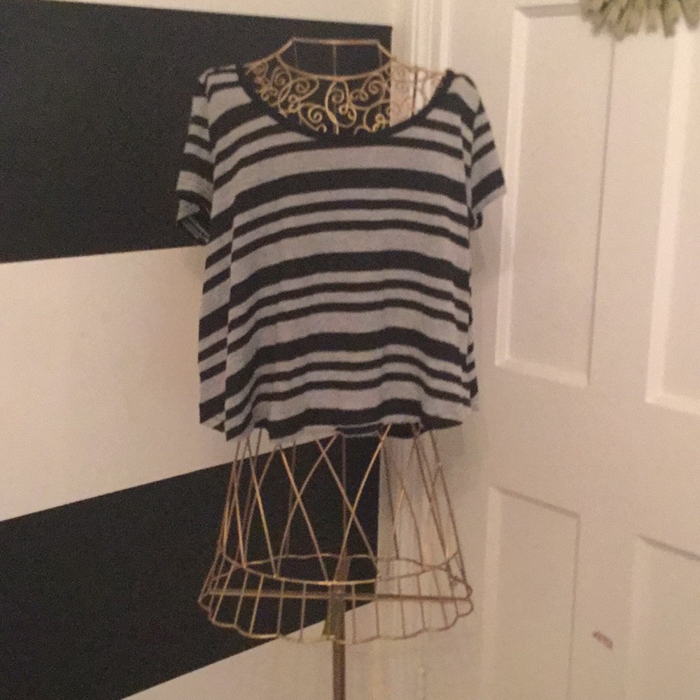 I am selling a woman’s belly shirt